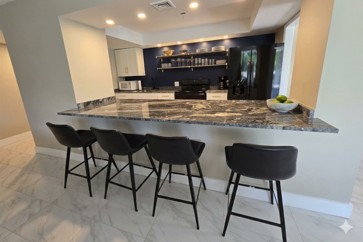 Well equipted kitchen with ice maker/filtered water 