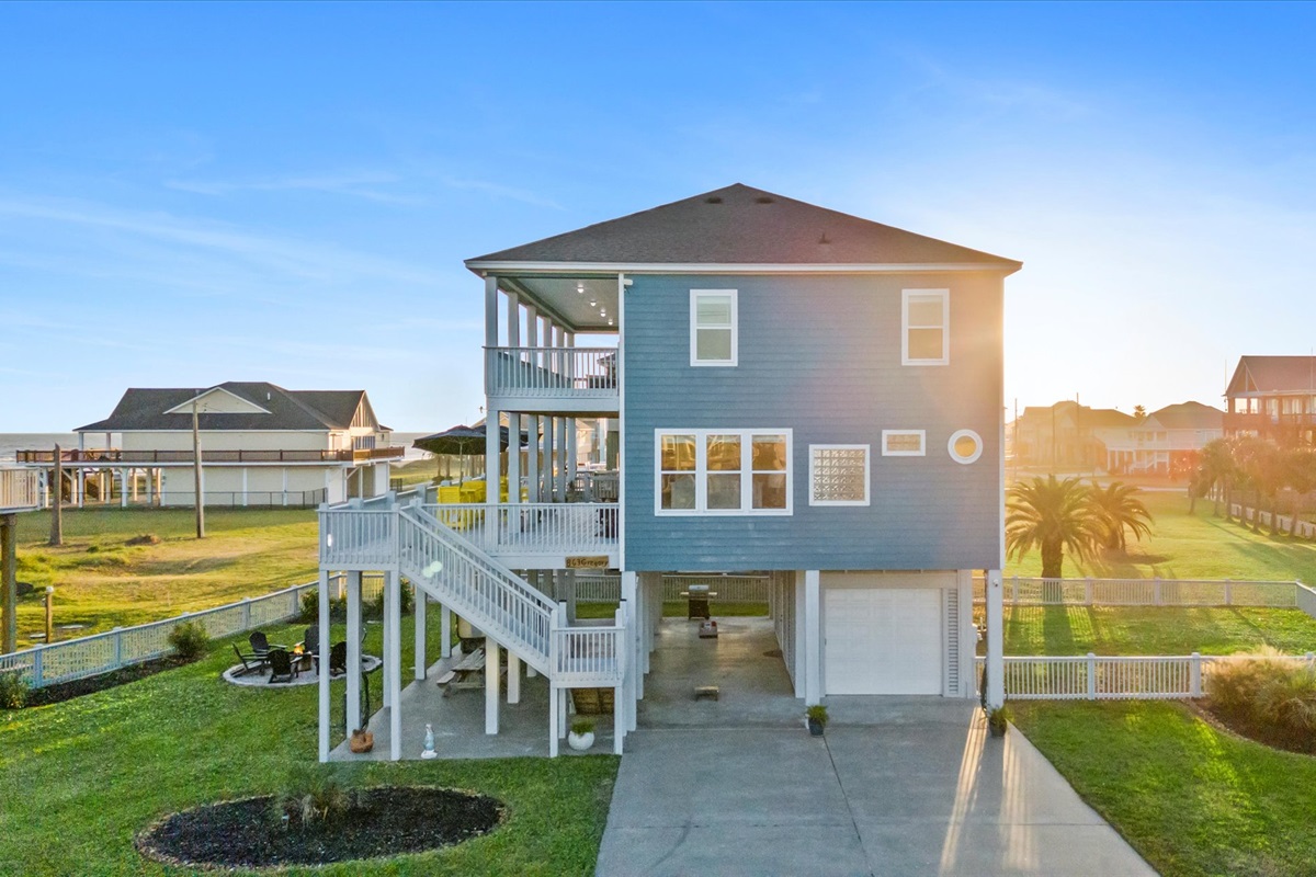 95f59ef674ed4d96952adb2aac68491b Large | Beachhouse | Texas | TX | Vacation Homes | Galveston | Crystal Beach | Kokomo | Breezy Days | Beachfront Elegance | Sunrise Serenity | Southern Sands Property Management, LLC