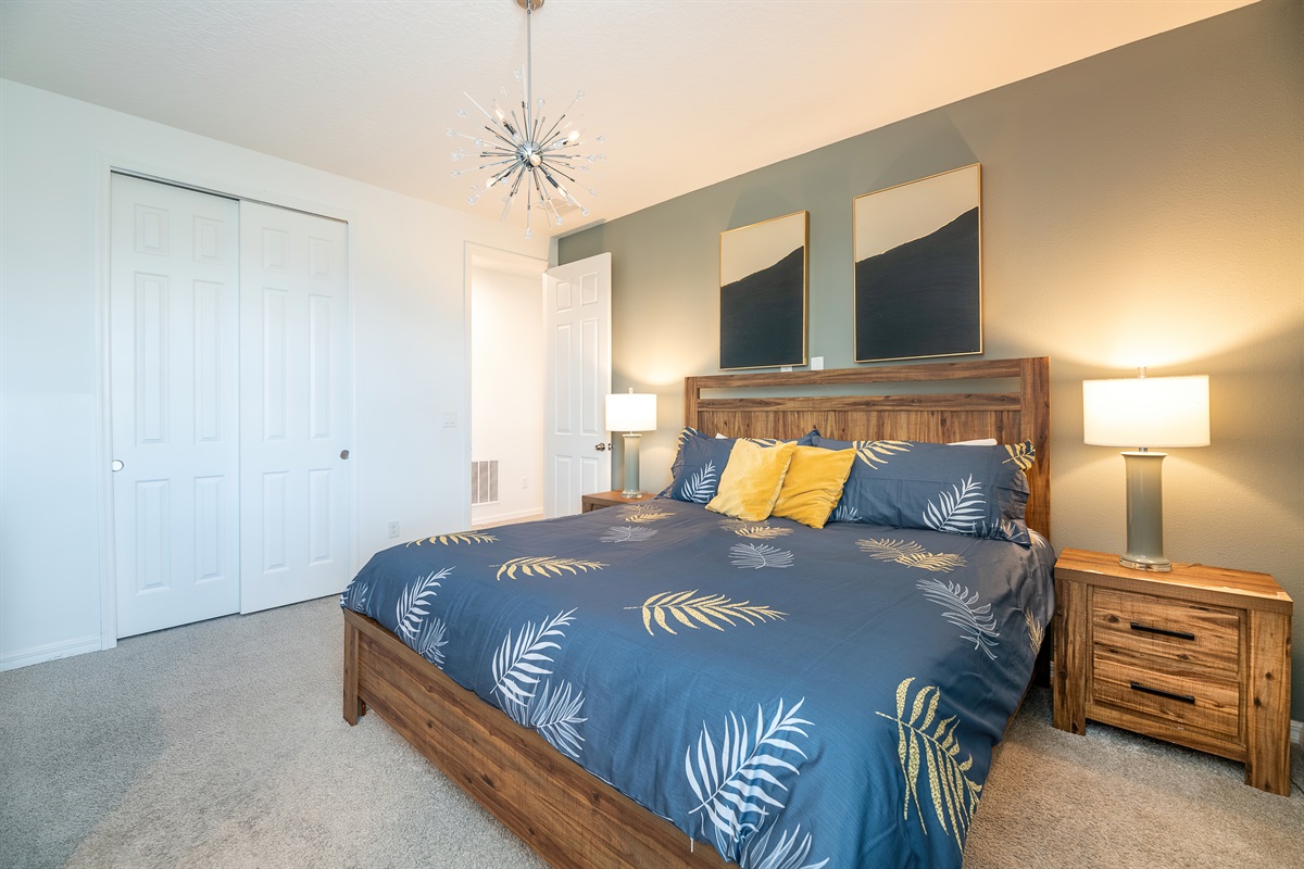 Big Top Villa: Bedroom 8 is a beautiful room w/a plush king & shares connecting bathroom with bedroom 2.