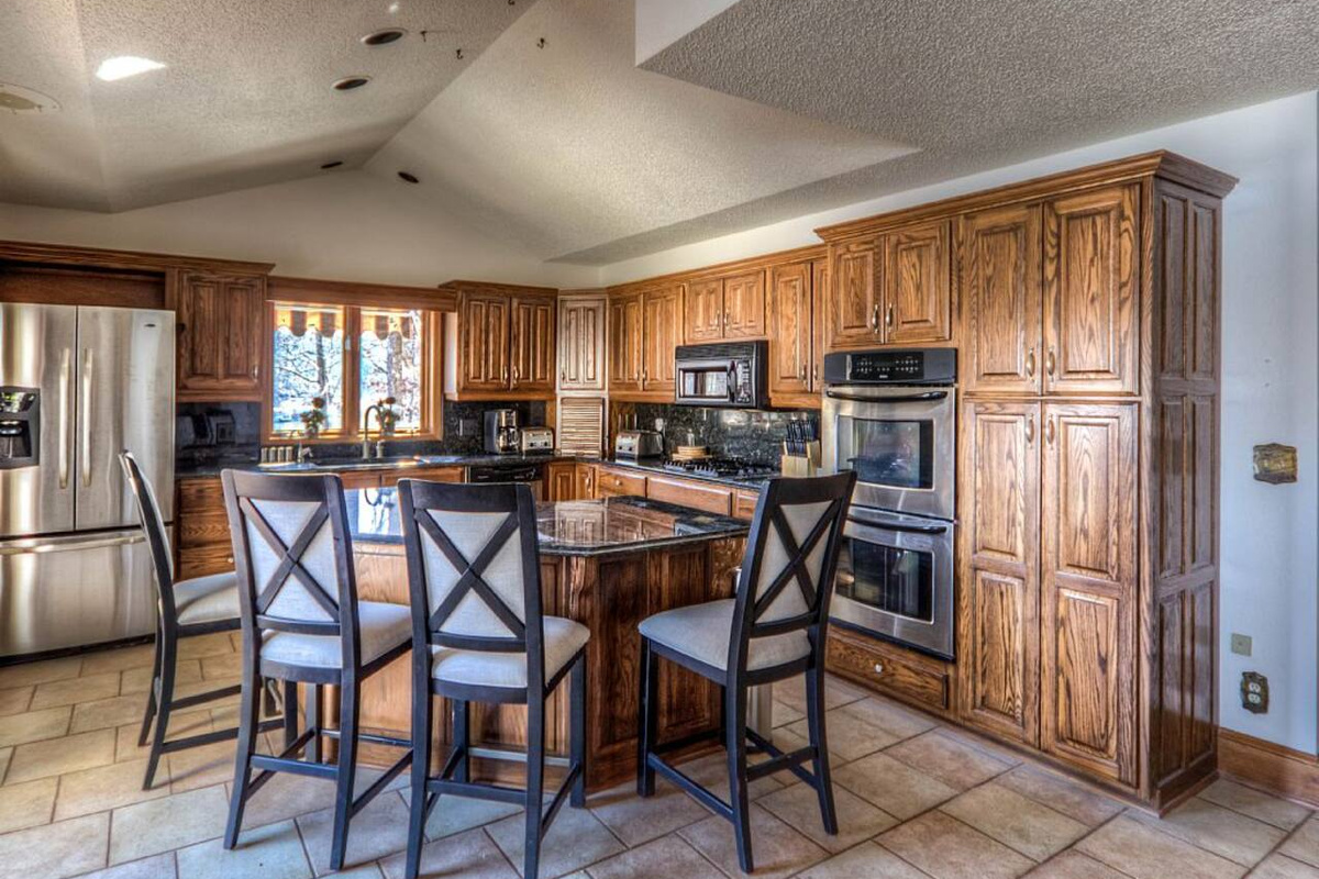 Full equipped kitchen with breakfast bar