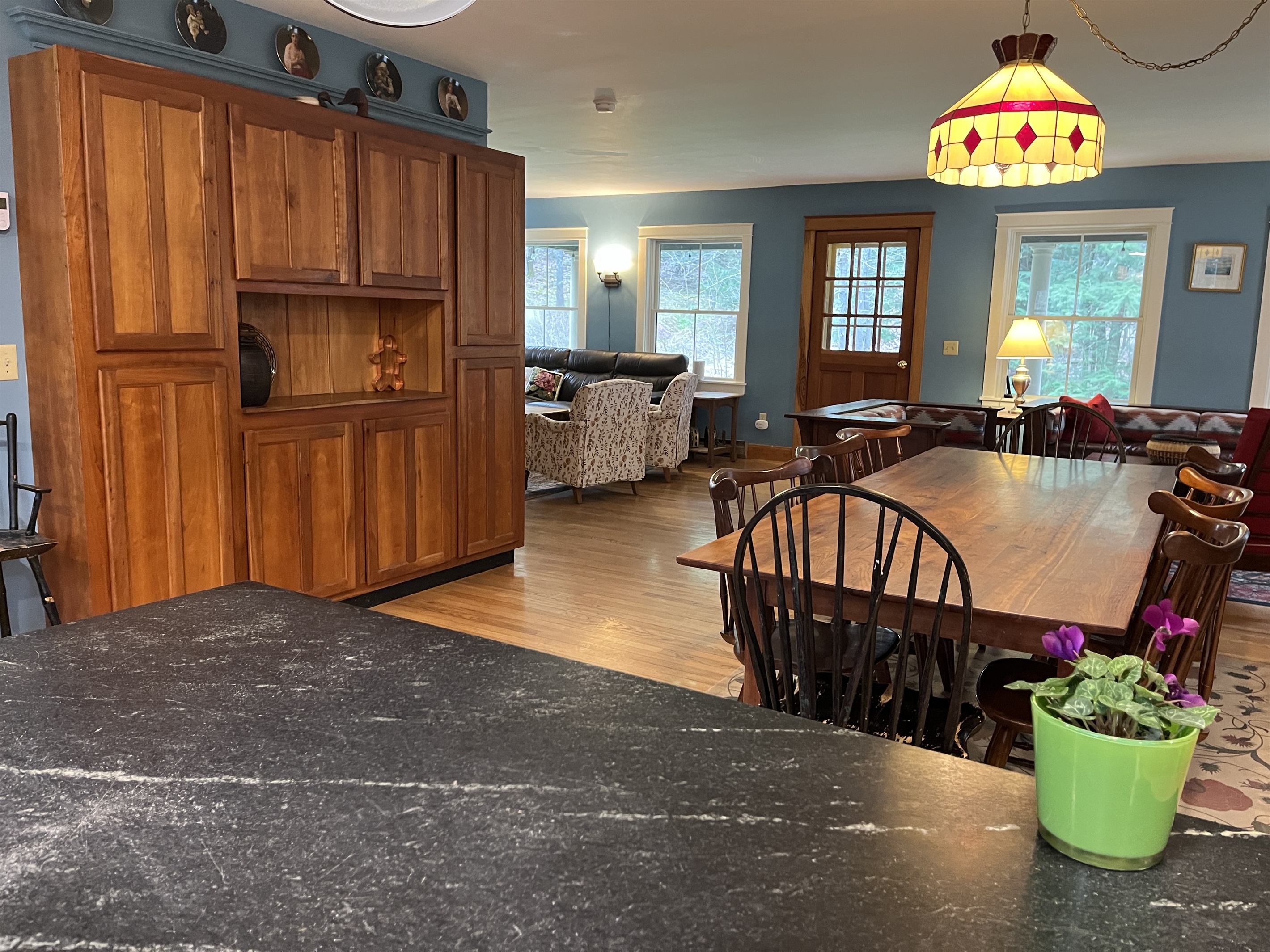 Open flow from kitchen to dining to relaxing