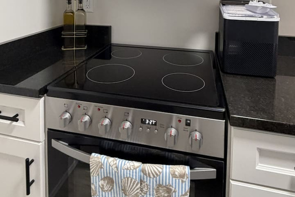 Stove, Microwave, Ice Maker & oil & vinegar