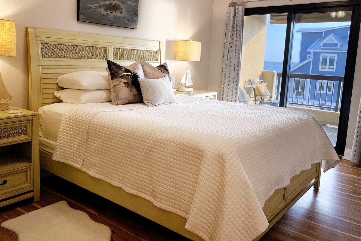 TIDELANDS | Master bedroom with large ensuite, Gulf View, balcony access, smart TV, comfy mattress. So relaxing!