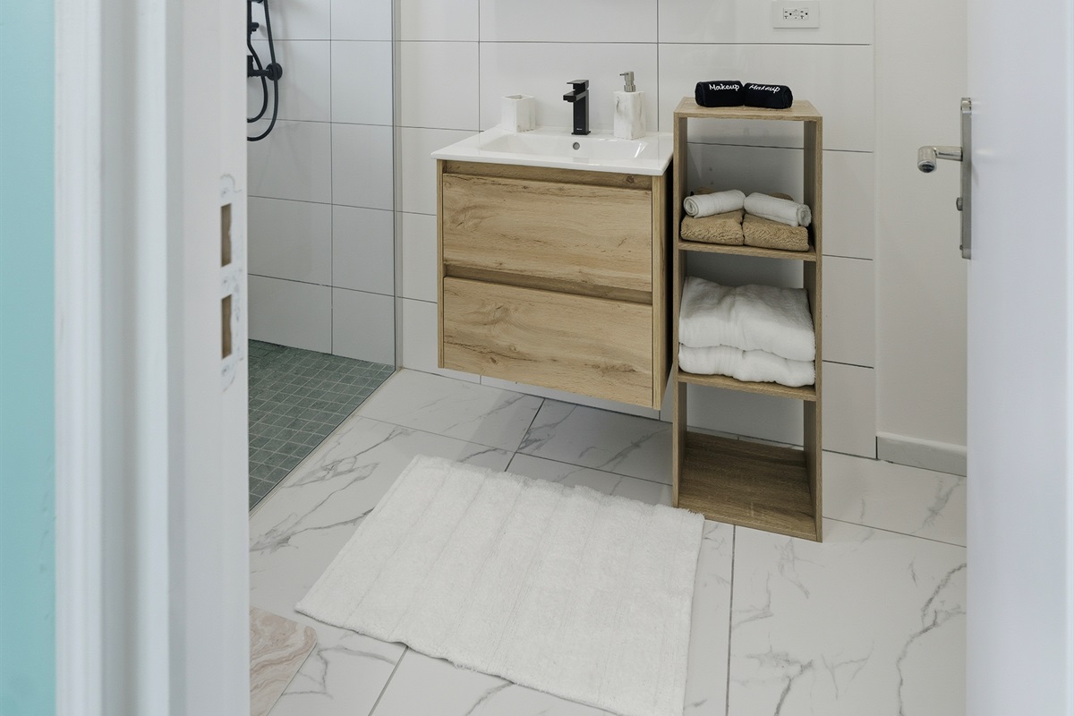 Guest bathroom with full shower and modern fixtures