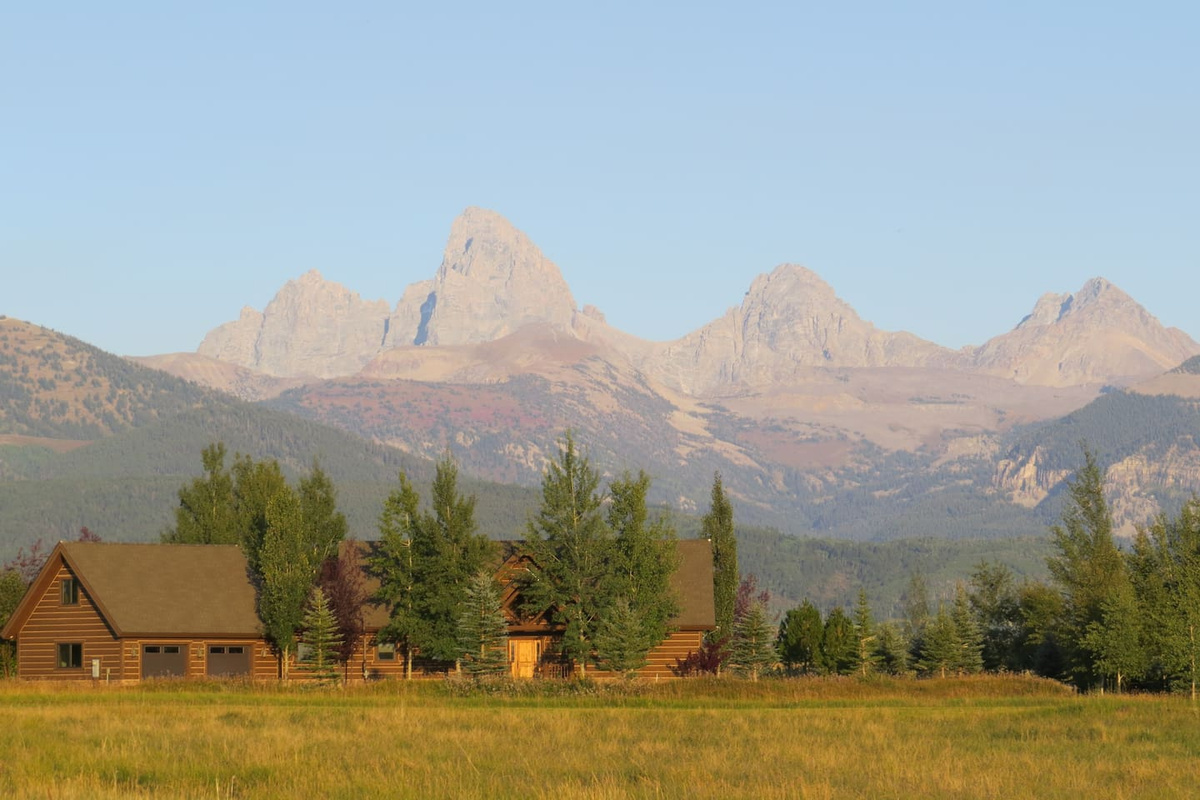 Late summer is pure magic, perfect for Yellowstone (90 minutes) or Grand Teton National Park (60 minutes). Spend your days hiking, golfing, fishing or floating the rivers, or exploring on horseback. It’s easy to see why it’s Always Peak Season!