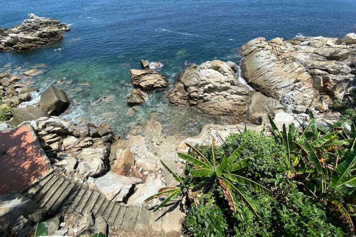 Go down a few steps from the Hacienda and enjoy snorkeling, swimming or fishing.