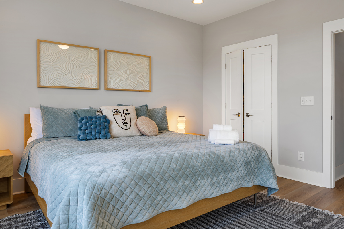 King Bed & linens provided