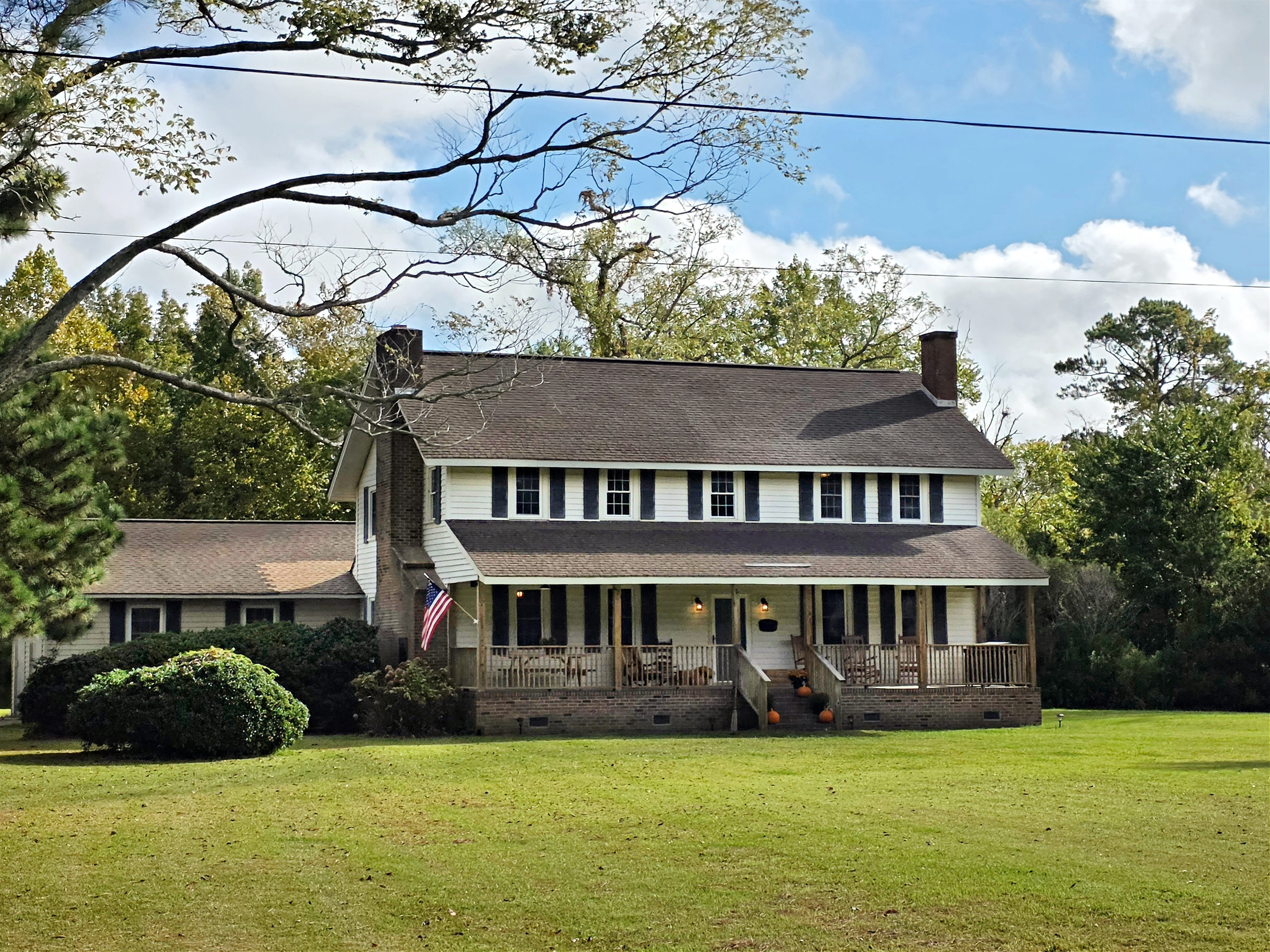 Spacious Lodge With Rustic Charm And Outdoor Dining - Inviting Retreat - North Carolina