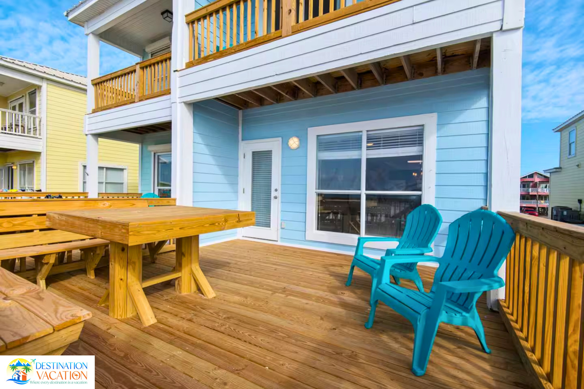 A peaceful deck made for coastal moments.