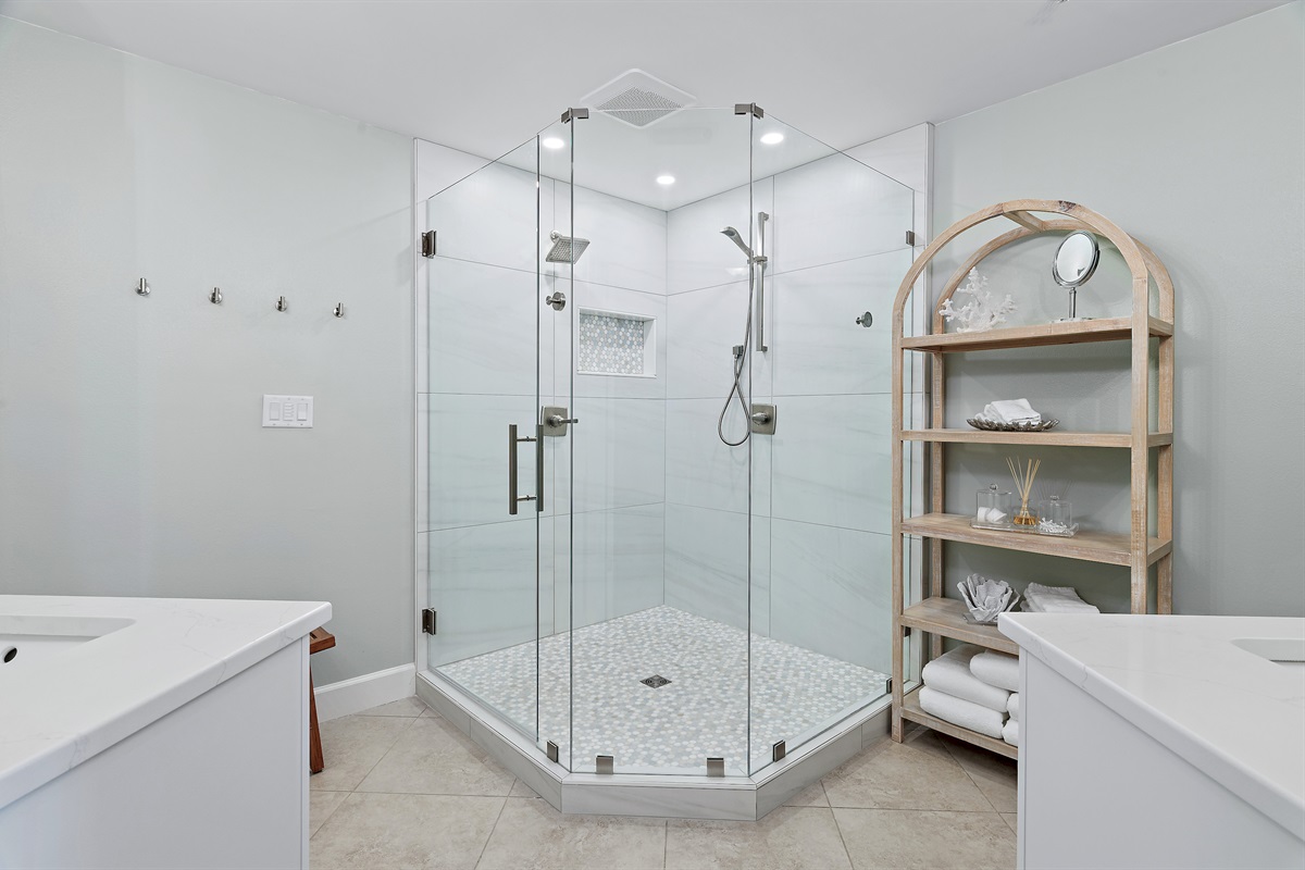Large Walk In - Multiple Head Shower