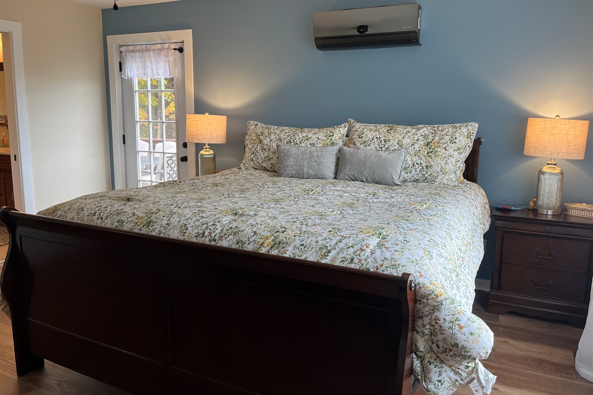 NEW LISTING - 1st Floor King with ensuite