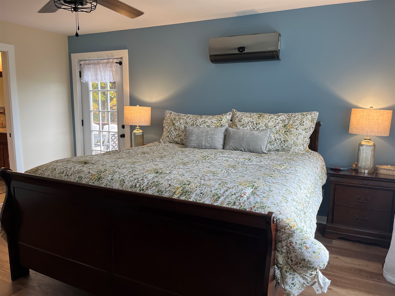 NEW LISTING - 1st Floor King with ensuite