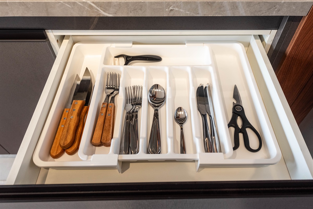 Talheres e utensílios básicos 🍴 Gaveta organizada com talheres, tesoura e abridor. Itens essenciais para praticidade no dia a dia.