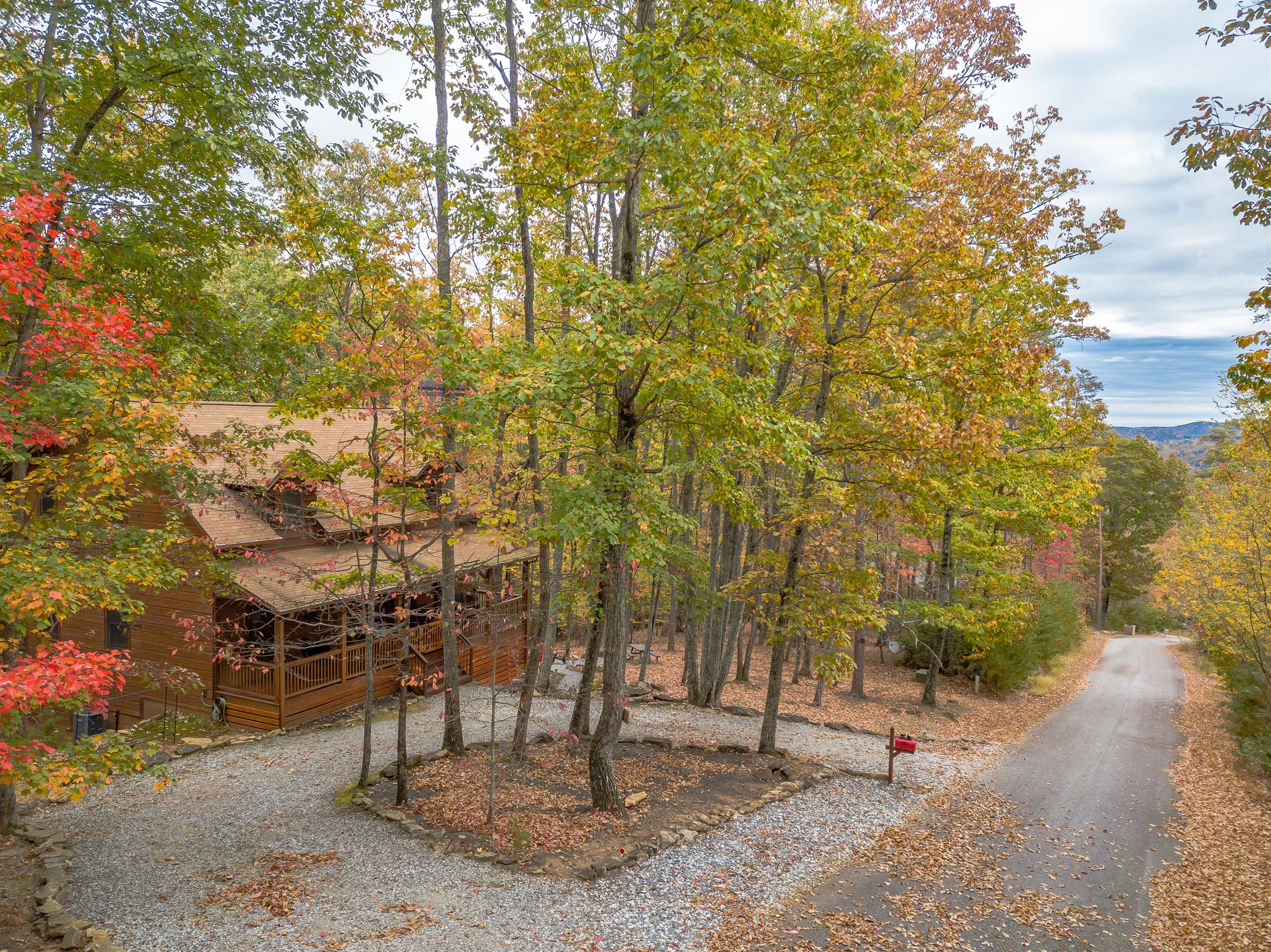 Three Bears Cabin, Private Mountain Getaway, Seasonal Mountain View, Hot Tub