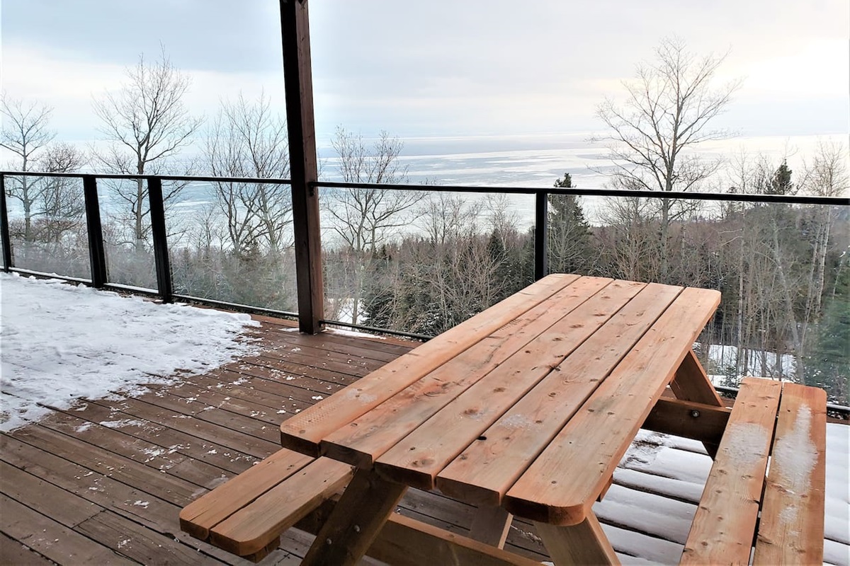 Galerie extérieure du rez-de-chaussée avec une vue panoramique sur le fleuve.