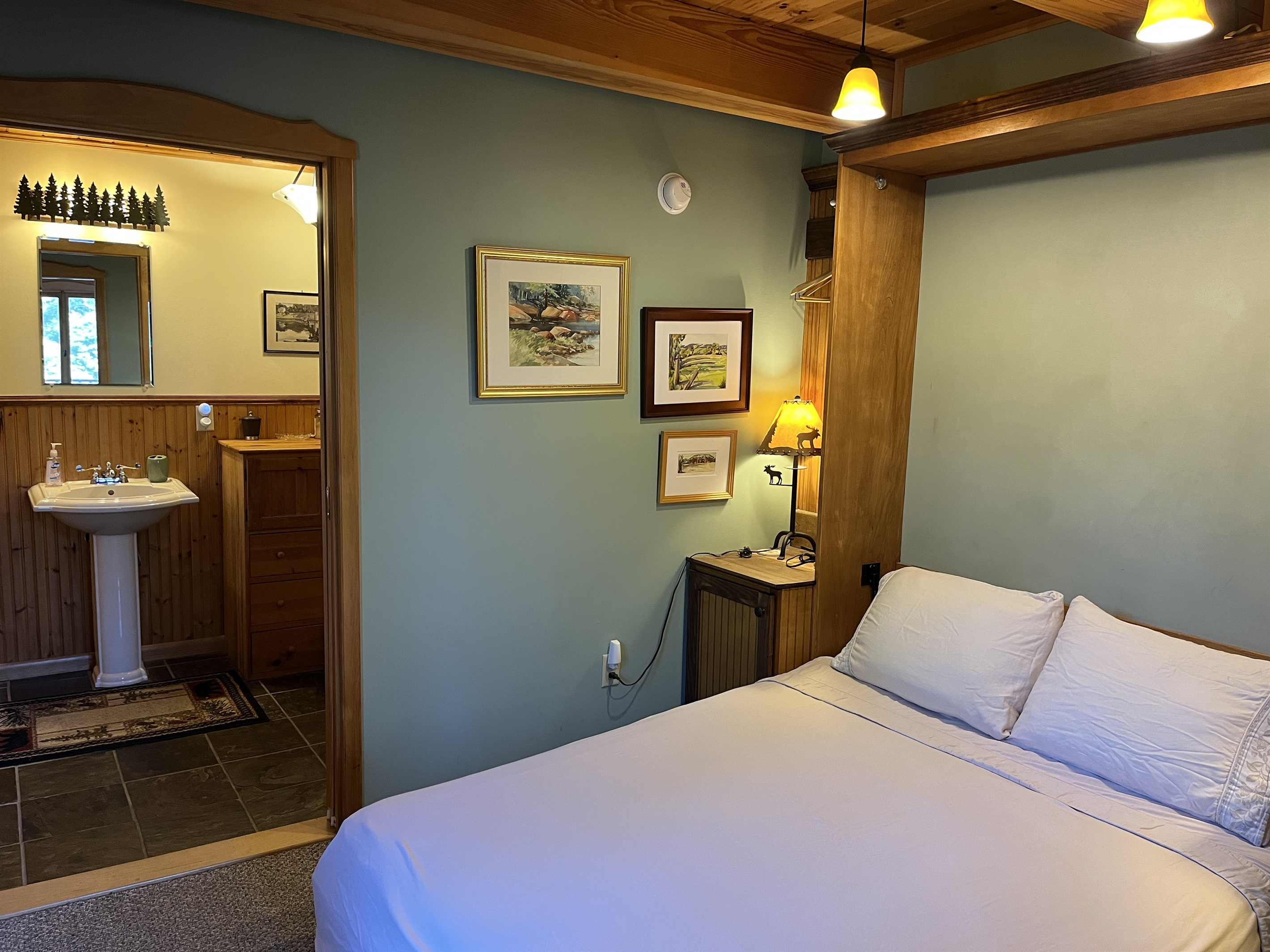 1st floor Murphy bedroom w/ ensuite bath
