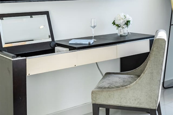 Bedroom with en-suite bathroom and panoramic view