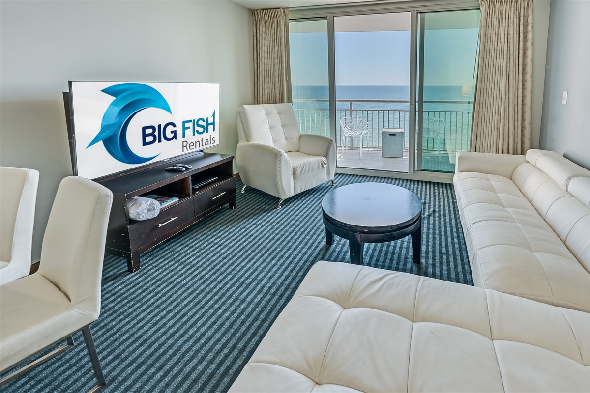 Living Room with Stunning Views🌊☀️