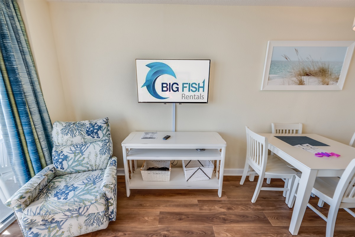 Living Room with Stunning Views🌊☀️