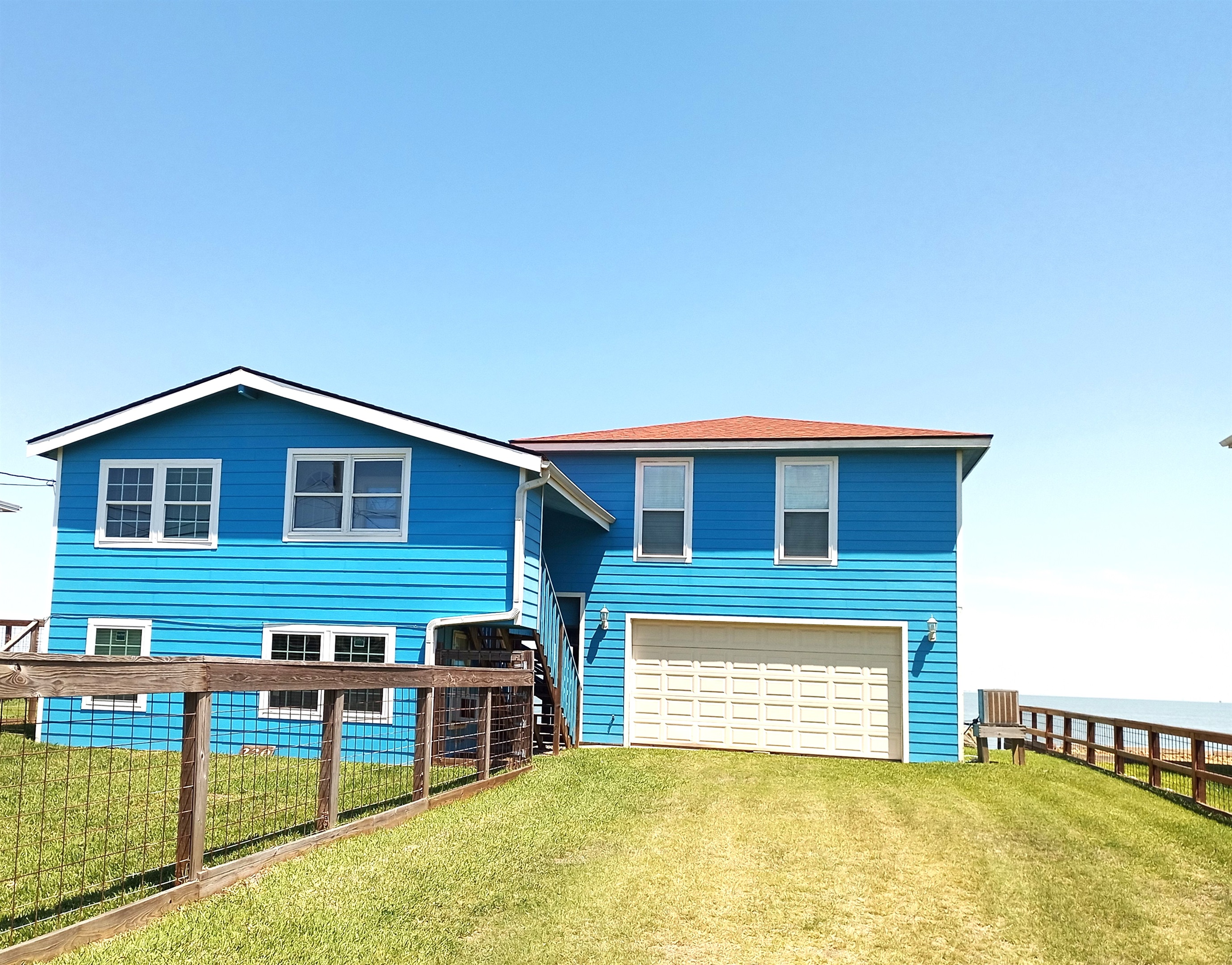 Cozy Fishing Cottage right on the Bay!
