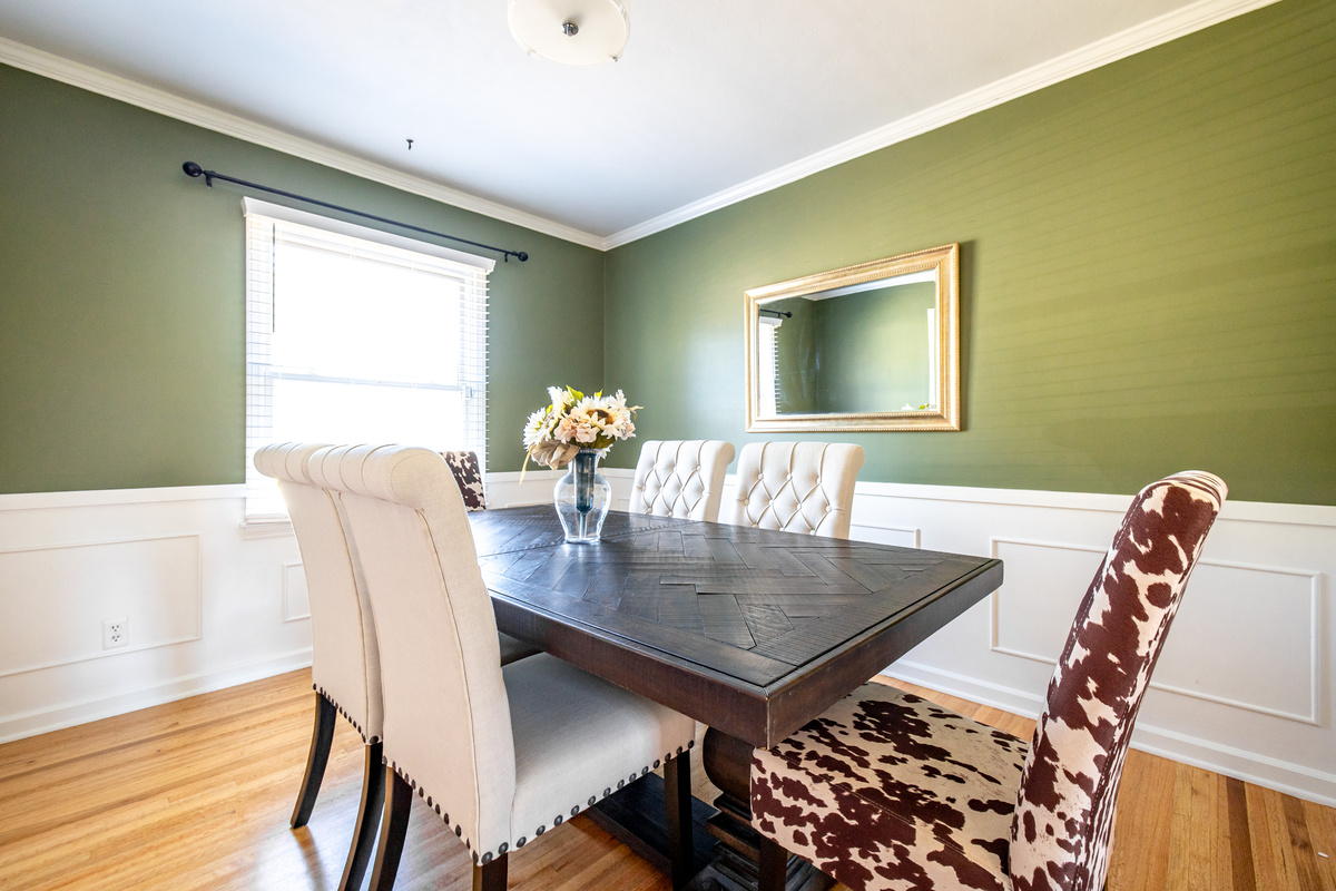 Dining Room with 6 seated dining table. Two spare chairs provided for groups of 7-8