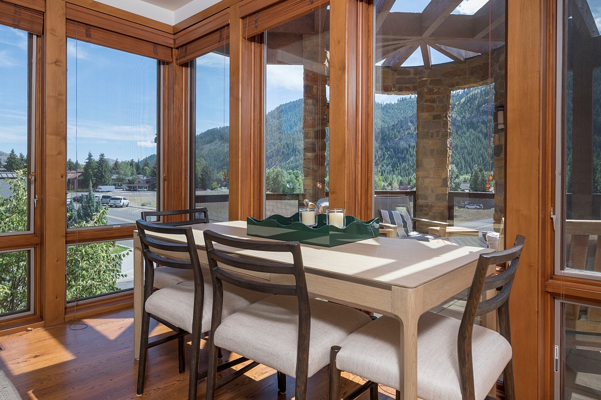 Dining Area- seats 4