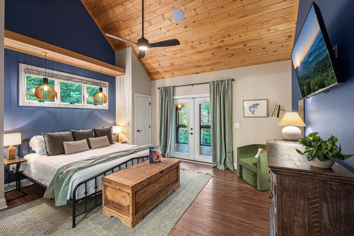 Spacious King master bedroom suite with doors to the screened in porch.