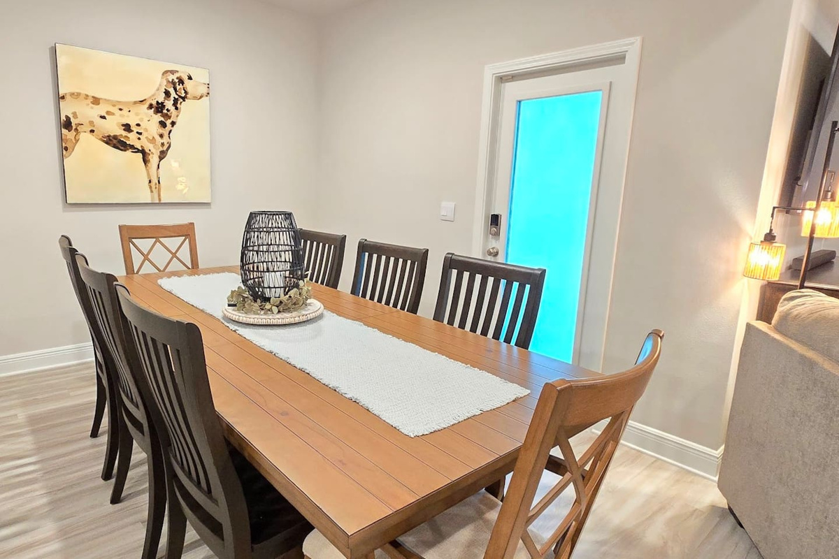 Great Dining area for up to 8 around the table. 