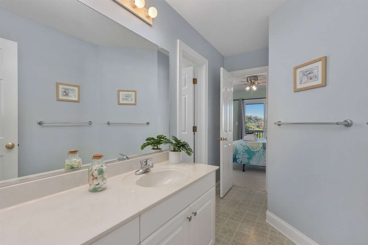 Jack n’ Jill Bathroom. Connects King Bedroom and Queen Bedroom.