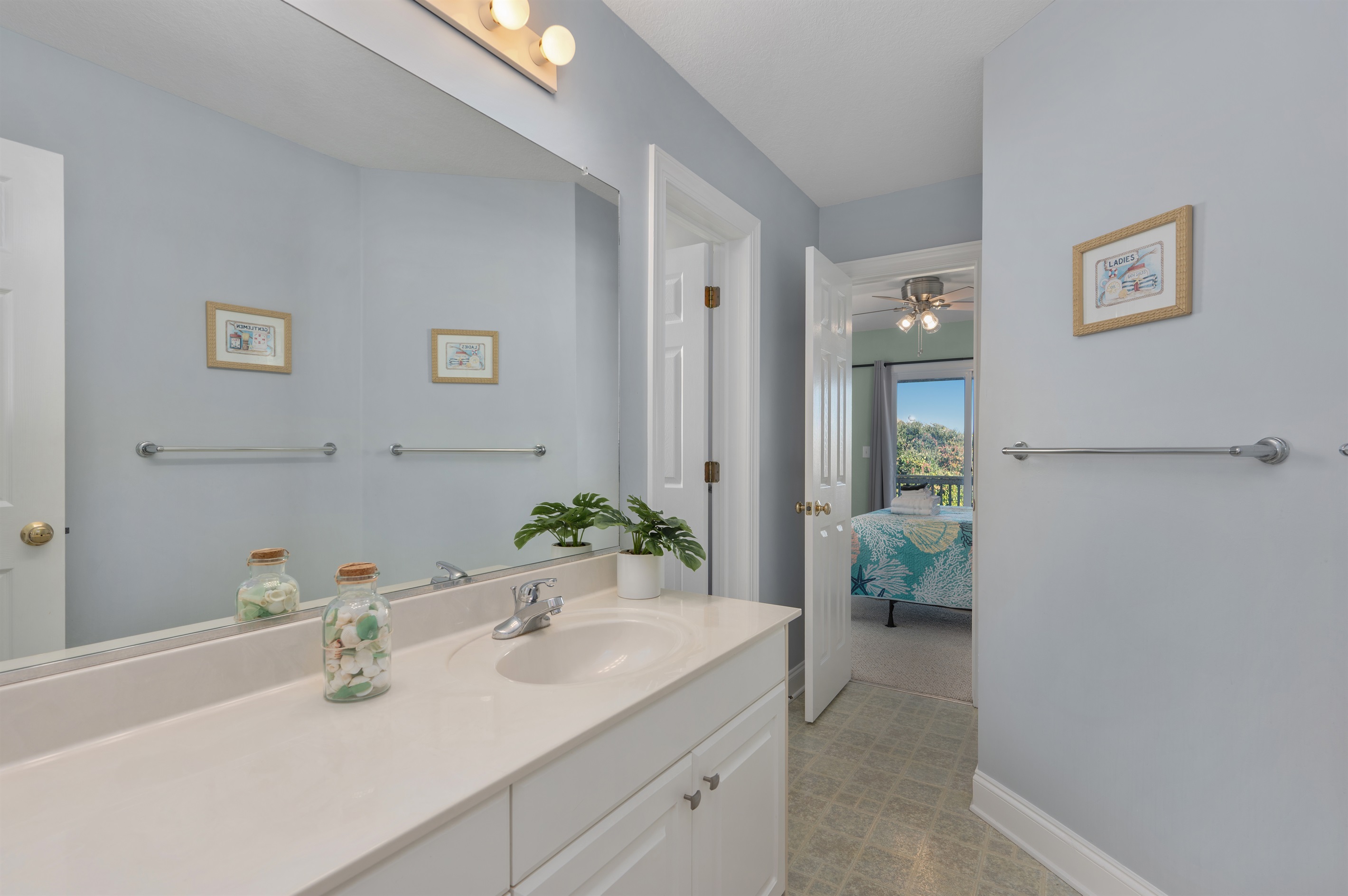 Jack n’ Jill Bathroom. Connects King Bedroom and Queen Bedroom.