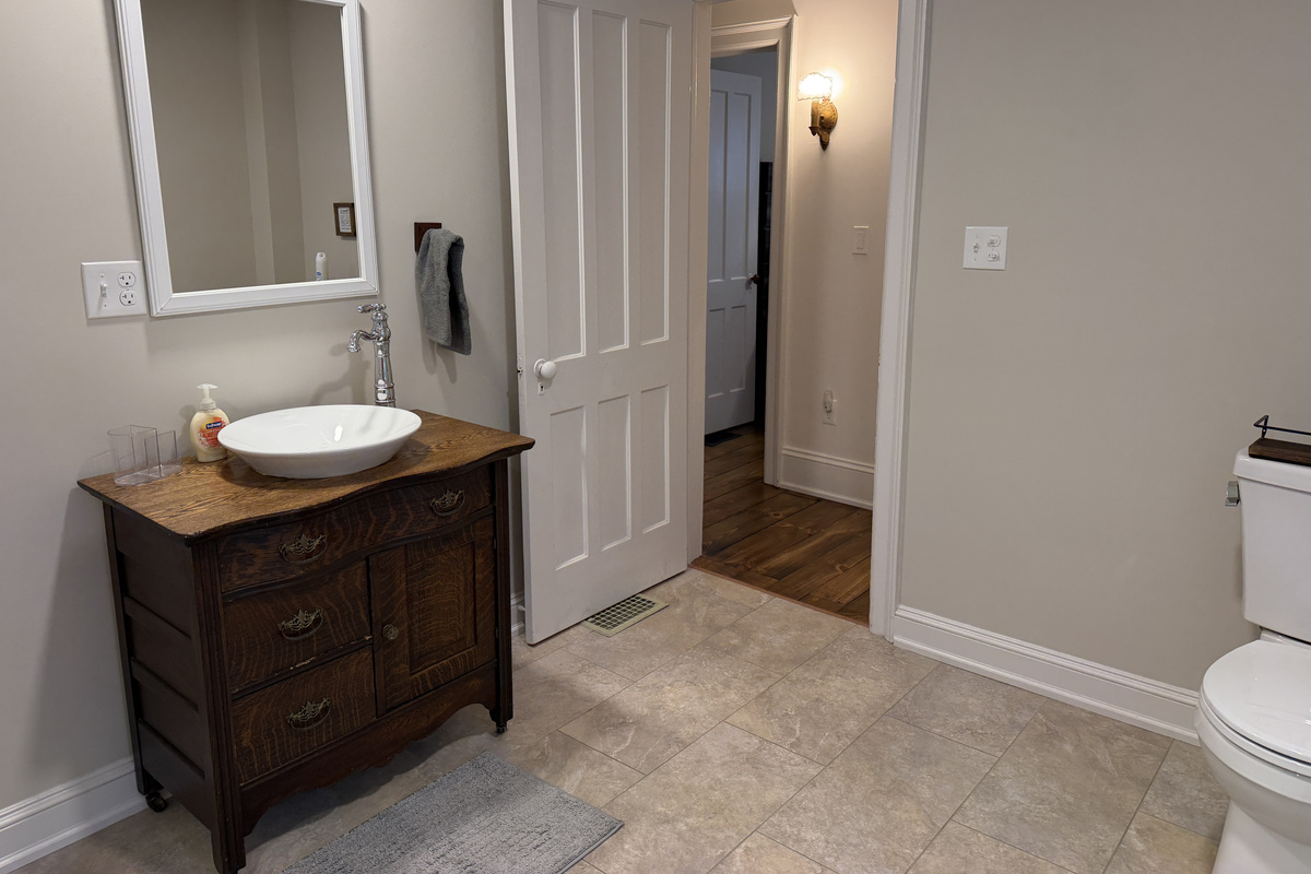 2nd floor bathroom with tub/shower