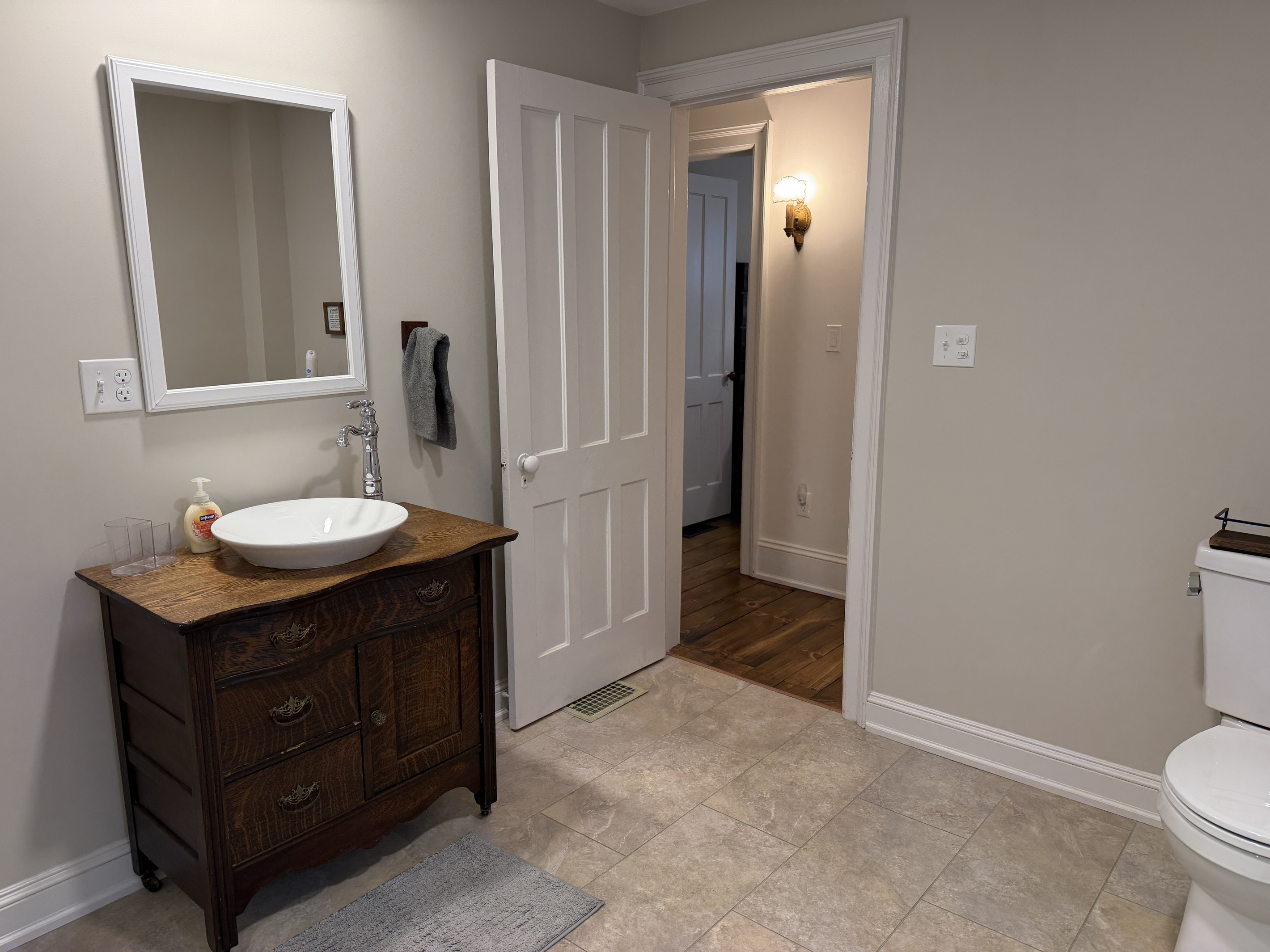 2nd floor bathroom with tub/shower