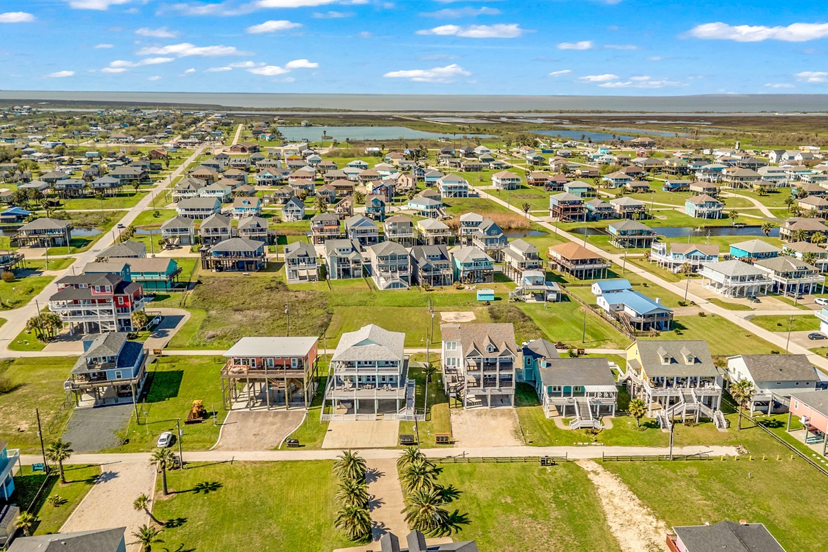 Costa Cristal Exterior: From above, the estate reveals its full splendor a harmonious layout of luxurious homes and inviting outdoor spaces that make the property truly breathtaking.