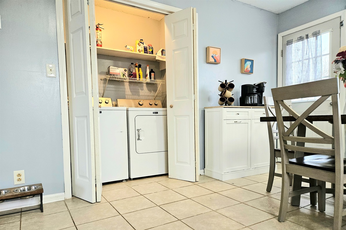 Cozy 3 bedroom 2 bath home offers plenty of room to sleep up to 7. High speed internet, washer and dryer, linens, and all kitchen amenities included. Located just across from Ft. Campbell Army Base.