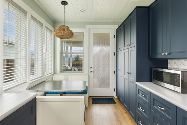 Eat-in booth with ample cabinets with storage