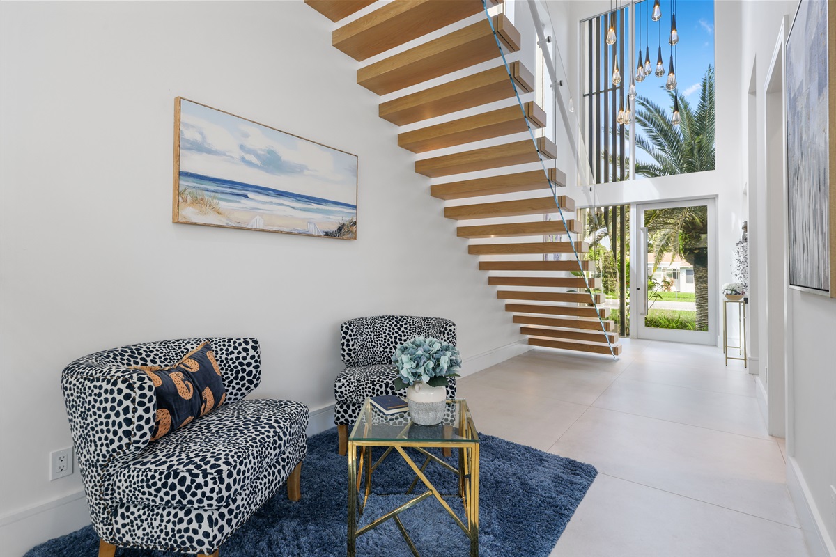 Soaring 12-foot ceilings & floor-to-ceiling glass – a bright, open great room made for entertaining.