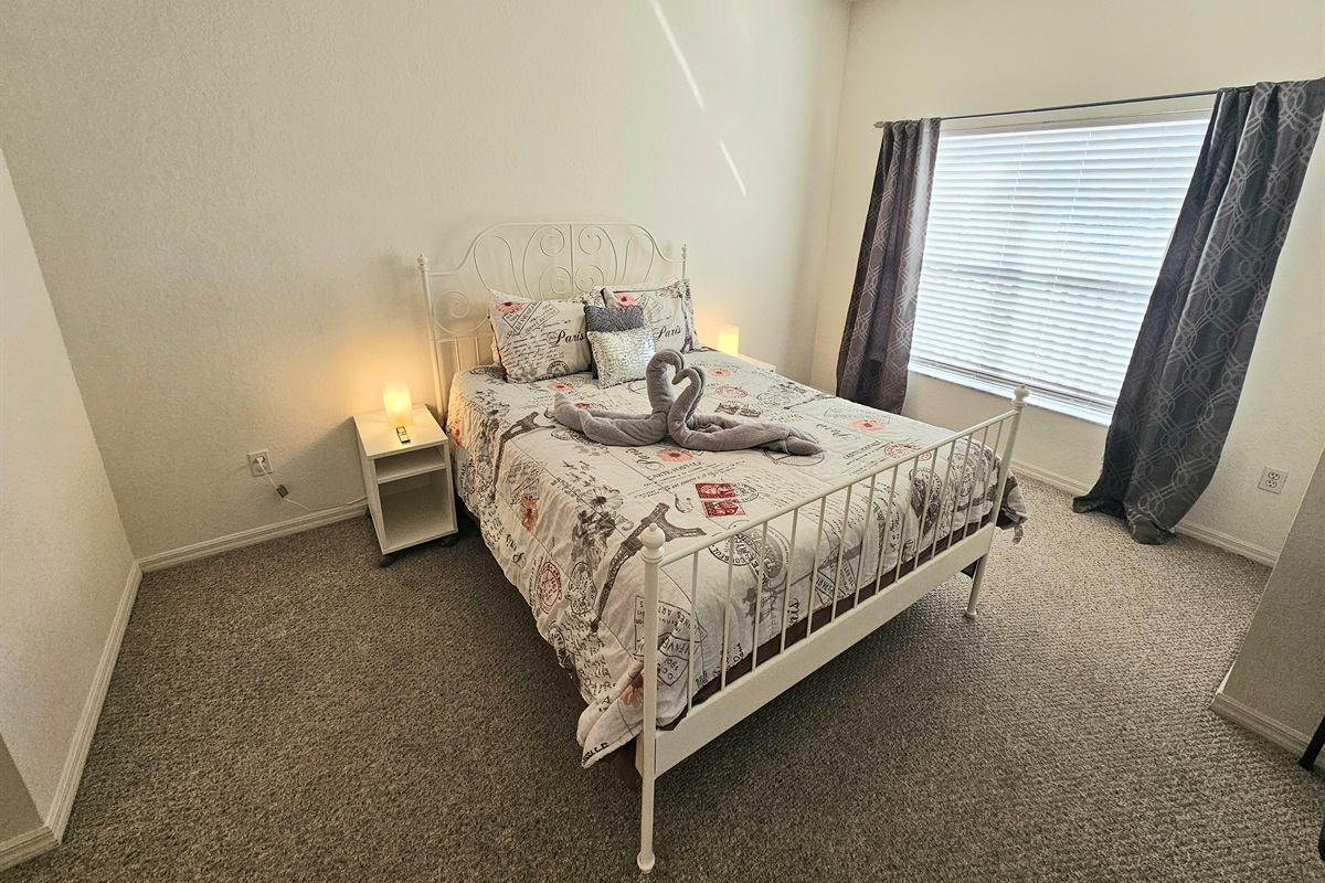 MASTER QUEEN Bedroom, Downstairs, SMART TV, Ceiling Fan