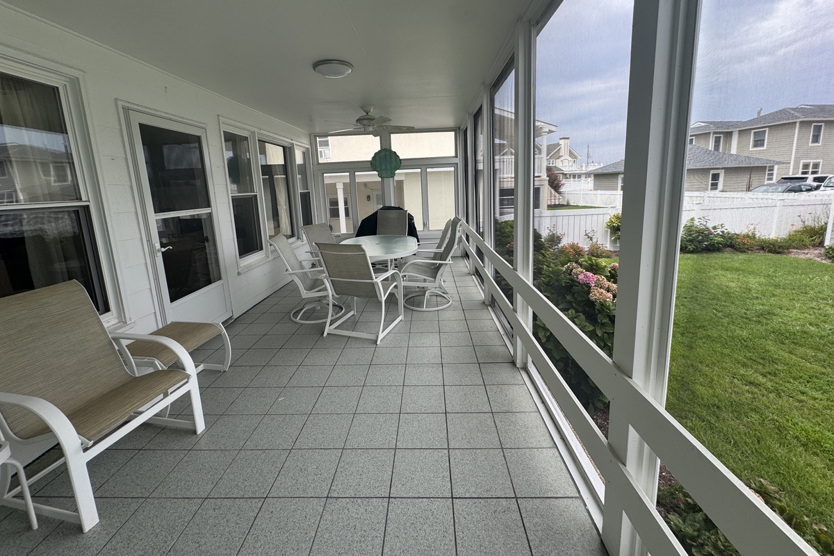 Screened_Porch_Dining_Seating_Area.