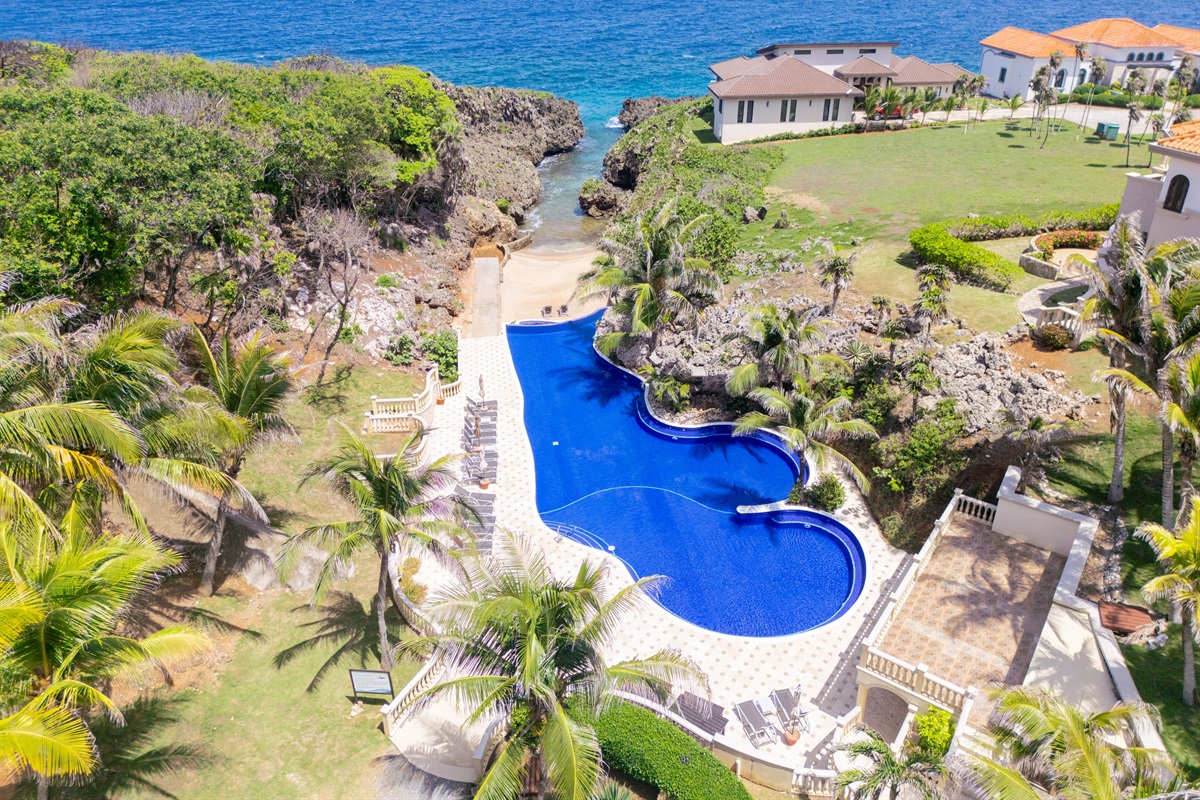 Keyhole Bay is the premier residential location in Roatan with huge pool, small private beach and direct access through the "keyhole" to amazing snorkeling and diving!