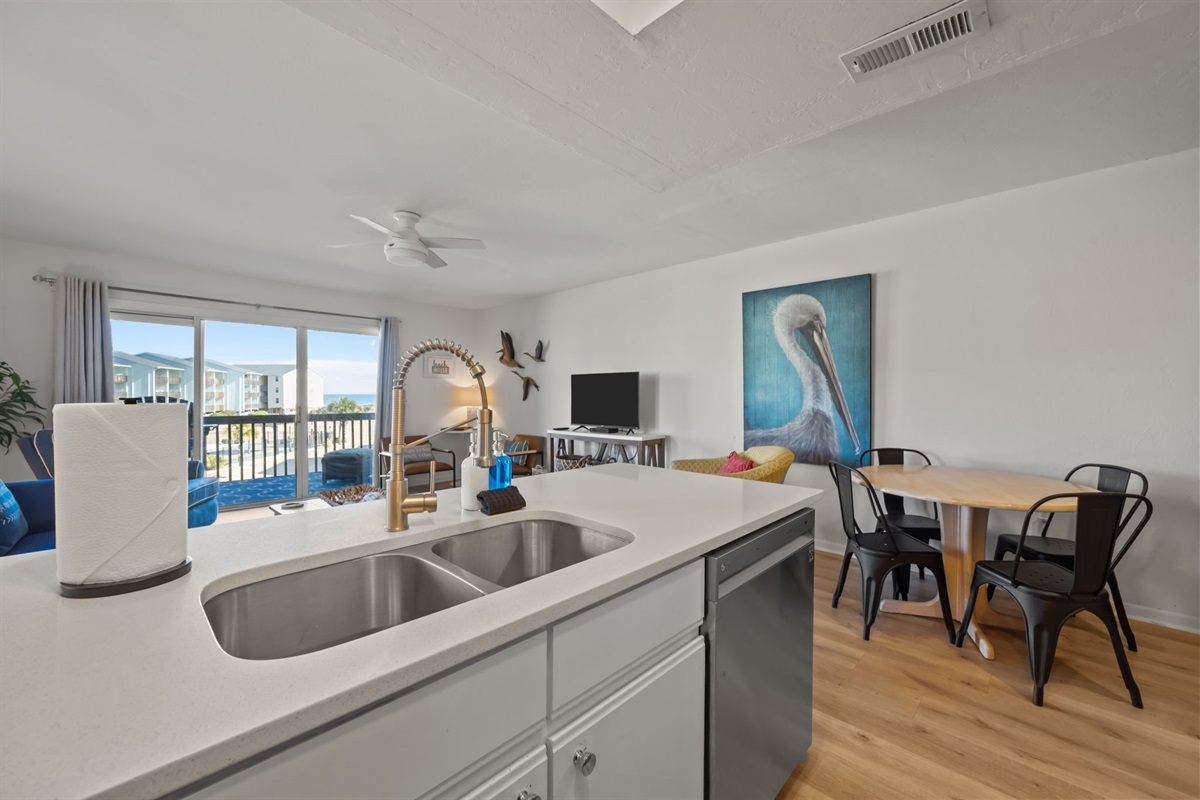 Coastal kitchen perfect for cooking & dining