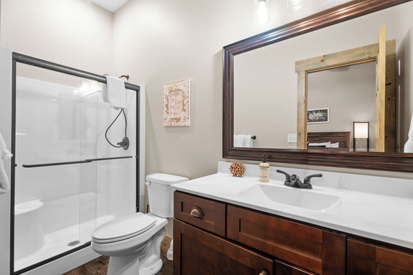 Bedroom #4 en-suite bath
