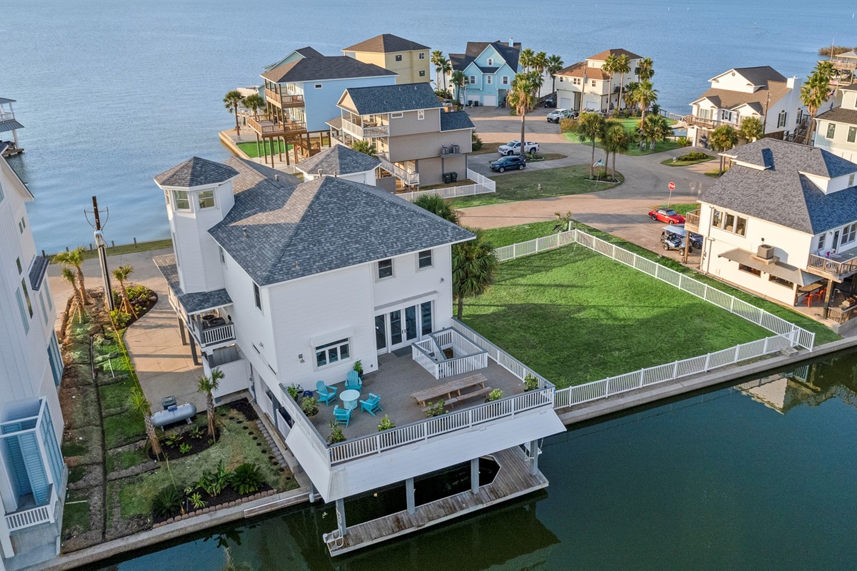 9707ec83fbcb4d95bada7345a27a0068 Large | Beachhouse | Texas | TX | Vacation Homes | Galveston | Crystal Beach | Kokomo | Breezy Days | Beachfront Elegance | Sunrise Serenity | Southern Sands Property Management, LLC