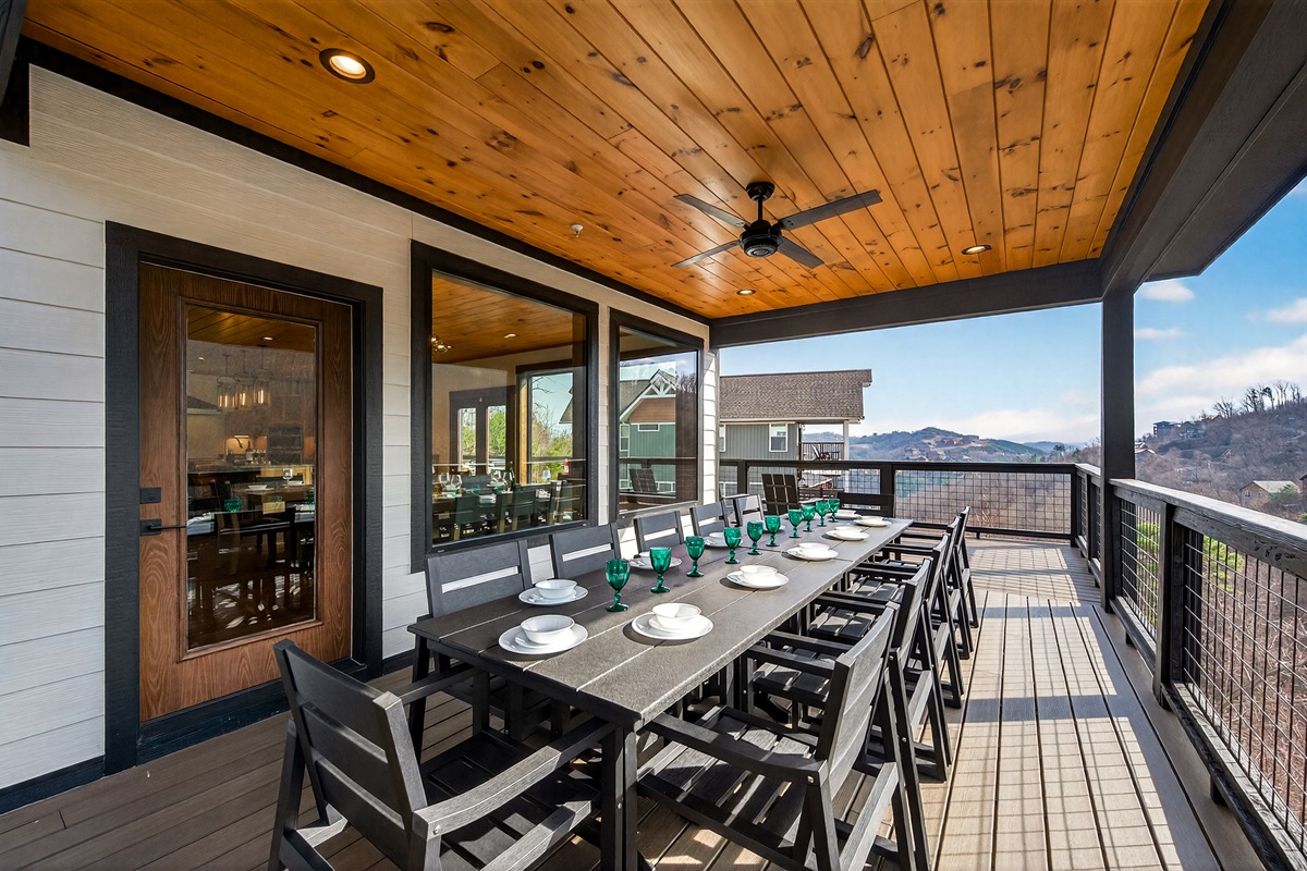 🍽️ Dining with a View – Enjoy meals together at the covered outdoor dining area overlooking the Smoky Mountains. Whether it’s morning coffee or dinner at sunset, the mountain views make every meal feel special.