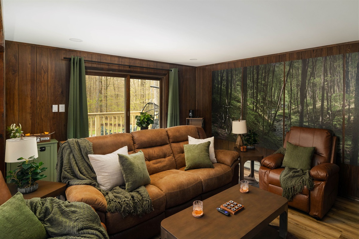 🛋️ Sink into leather sofas and two recliners — comfortable seating for the whole group.