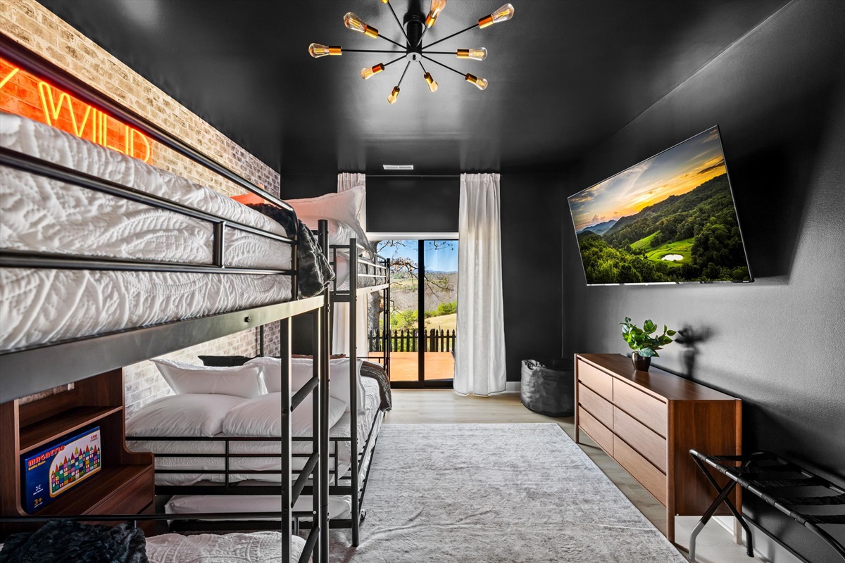 {Bunk Room + Entertainment}
Movie nights, late laughs, and shared space — with 4 full-over-full bunks and 2 twin trundles, it’s designed for everyone to stay together and wind down.
