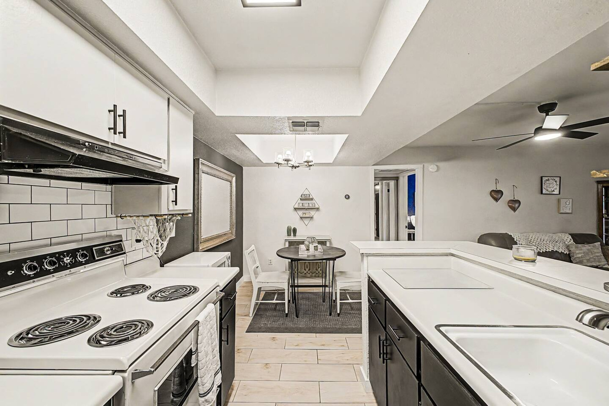Paradise Pkwy Getaway in Phoenix + Pool — Paradise Pkwy Getaway in Phoenix + Pool, Phoenix, Arizona — photo 16