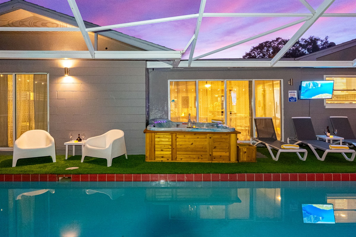Positioned beside the pool with a view of the tropical landscaping, this spa offers both visual beauty and deep relaxation.