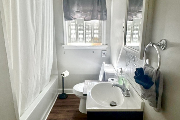 Williams Main — Full bathroom; this is the main home’s only bathroom.