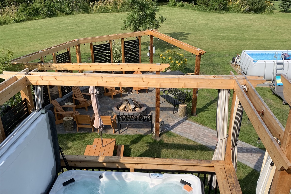 BIGGEST HOT TUB ON THE MARKET. MONSTER 10 FT BY 8FT 8 PERSON TUB. ENOUGH ROOM THAT YOU DONT NEED TO STACK FEET IN THE MIDDLE. BIG BEAR CLAW TURNS UPPER RIGHT SEAT INTO ONE JET. WE CALL IT THE BLASTER. BEST SEAT IN THE TUB TO WORK OUT SOME KNOTS!