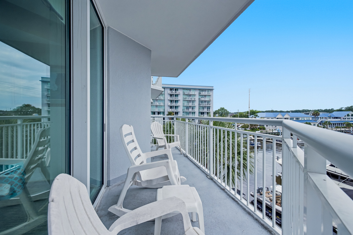 A balcony that runs the whole length of the condo. Stretch out and watch the water ⭐